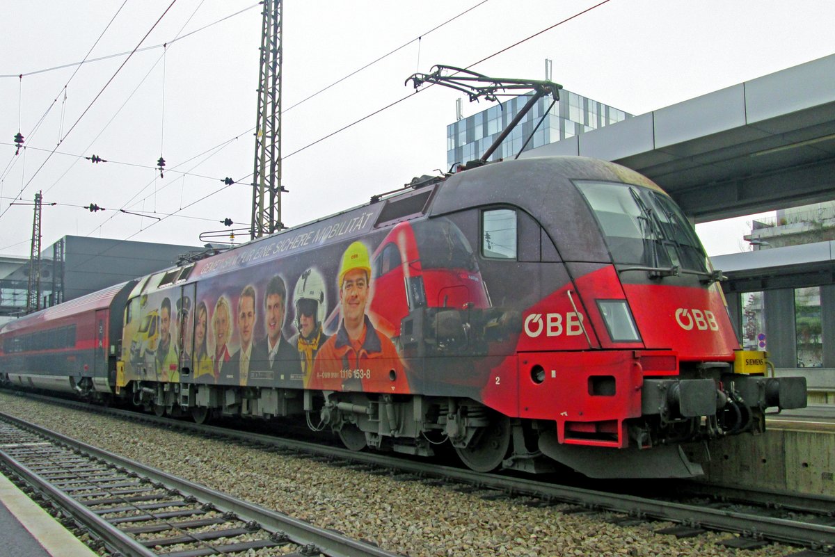 On 29 December 2016, ÖBB 1116 153 stands in the slightly misty Wels Hbf.