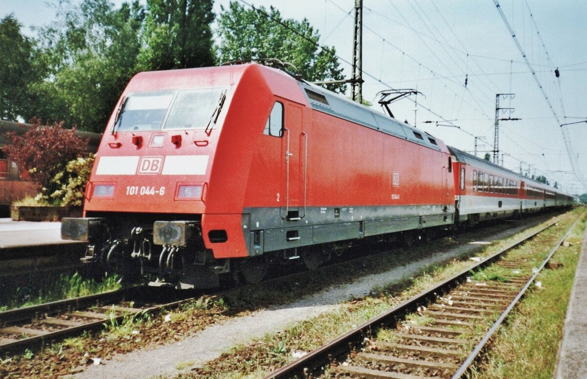 On 29 July 1998 DB 101 044 gets coupled to an EuroCity from Amsterdam to Cologne at Emmerich, where the loco switch takes place for hauled trains.
