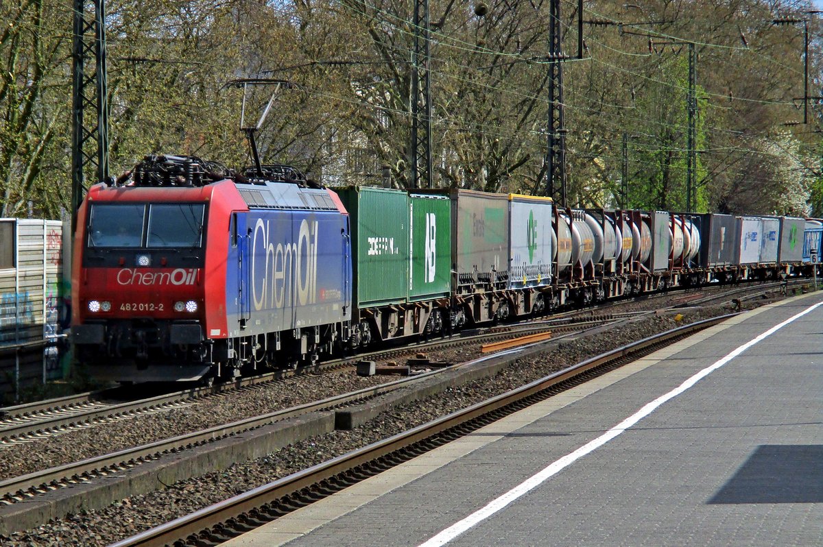 On 29 March 2017 SBB 482 011 'ChemOil' hauls an intermodal through Köln Süd.