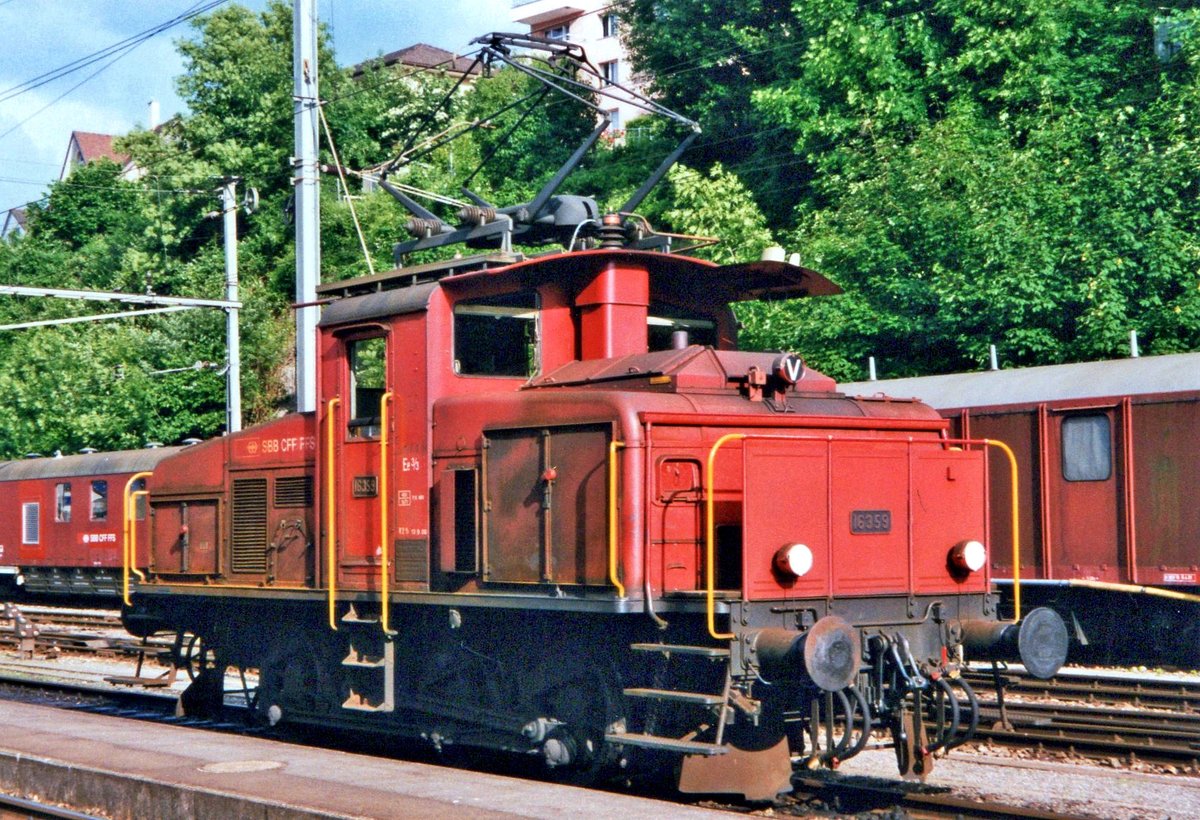On 29 May 2002 SBB 16359 stands in Rorschach.