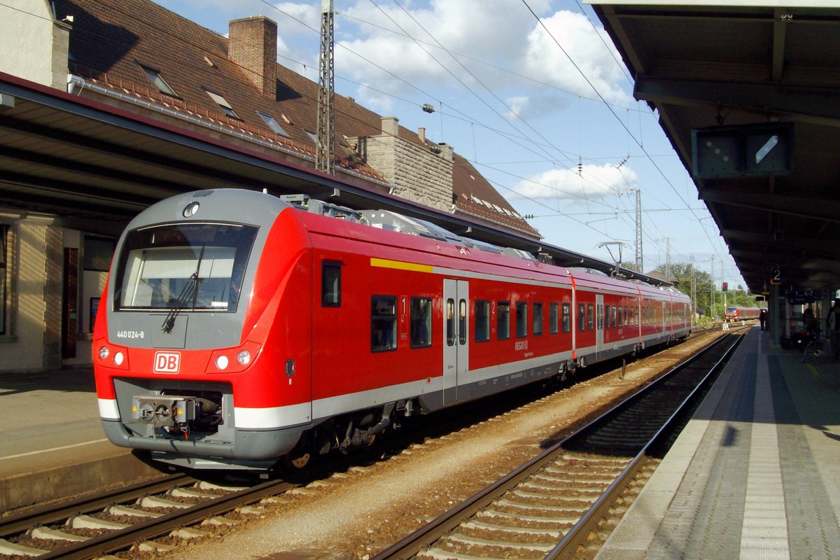 On 29 May 2009 DB 440 024 calls at Donauwörth.