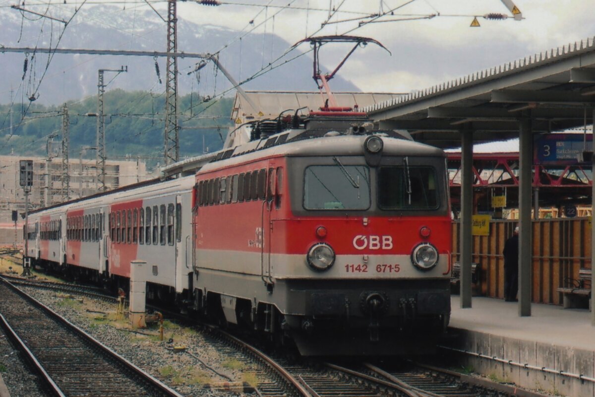 On 29 May 2009 ÖBB 1142 671 calls at Salzburg Hbf. SHe still has the original head lights, but carries the modern colours.