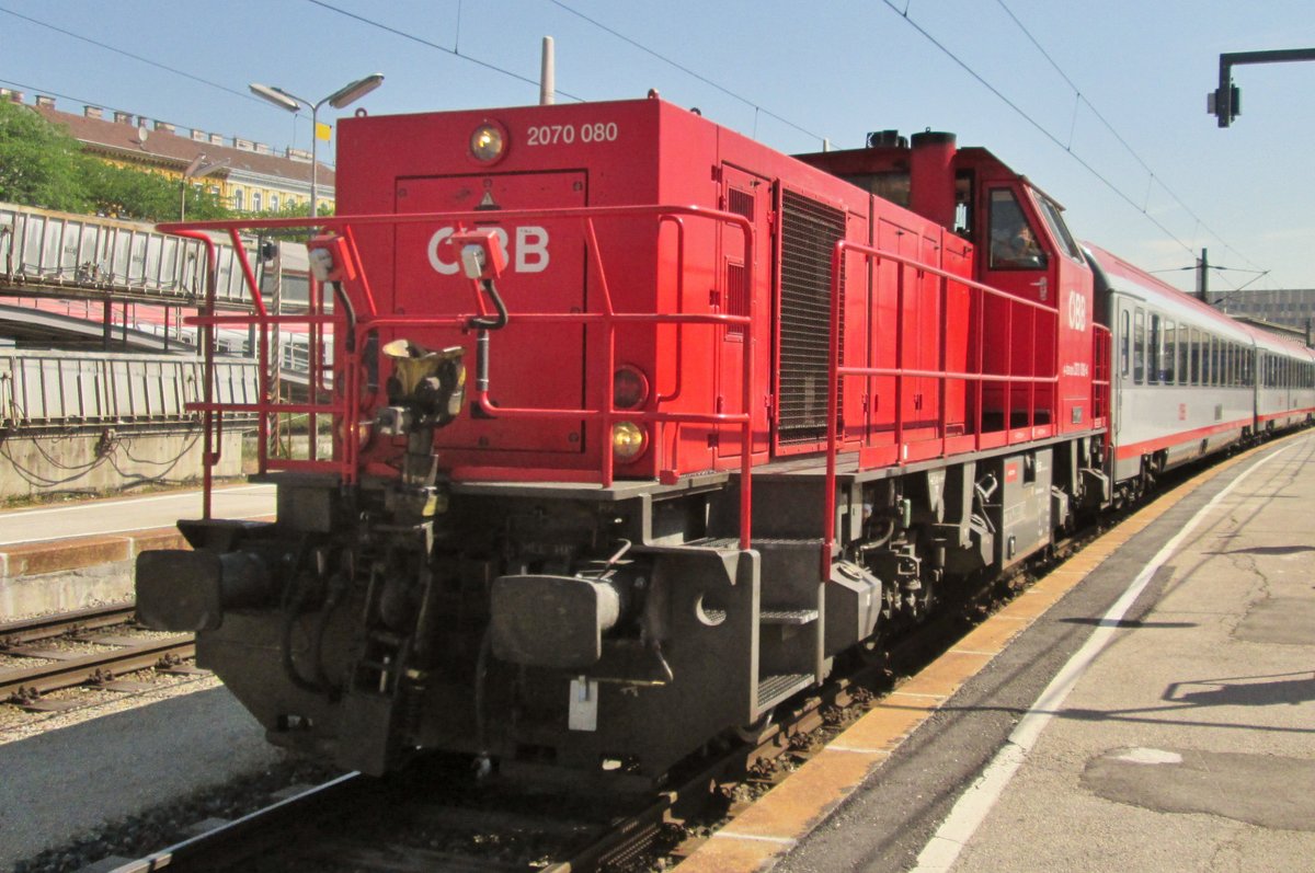 On 29 May 2012 ÖBB 2070 080 shunts a batch of coaches at Wien West.