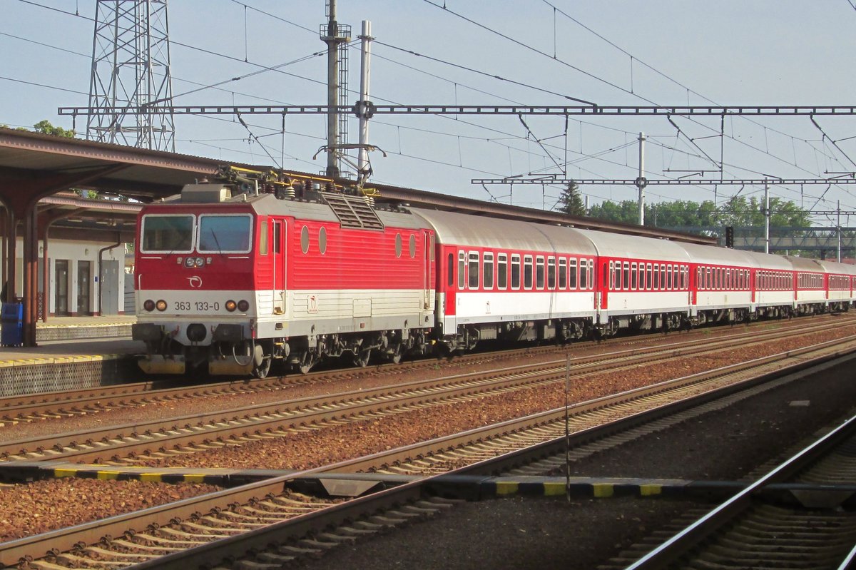 On 29 May 2015, ZSSK 363 133 calls at Leopoldov.