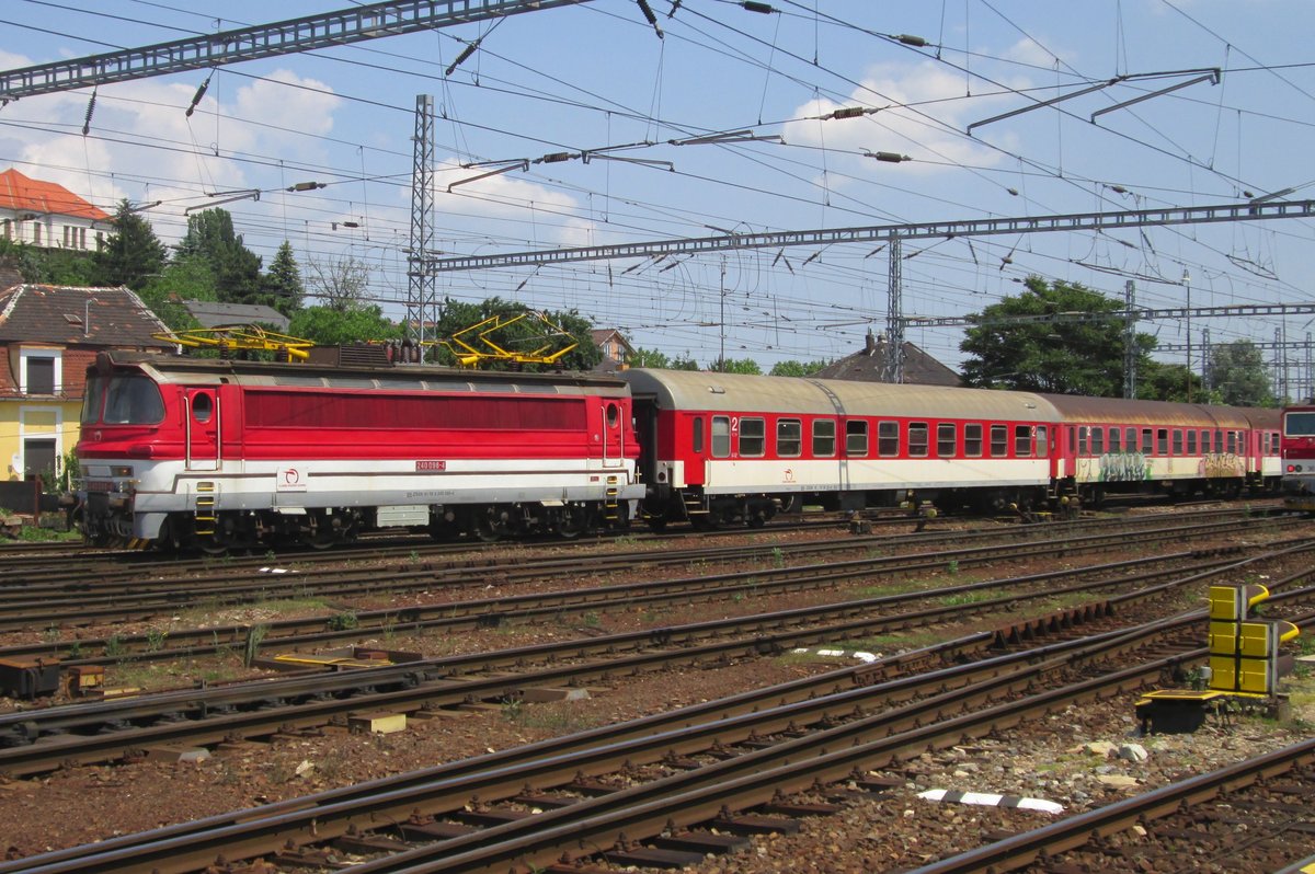 On 29 May 2015, ZSSK 240 098 enters Bratislava hl.st.