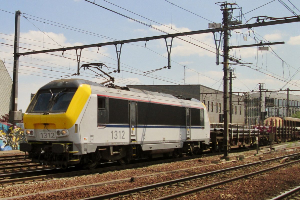 On 29 November 2016 NMBS 1312  passes through Antwerpen-Berchem. Nowadays, she is the only member of her class to wear the black Lineas colours.