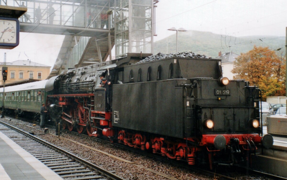 On 29 September 2005 ex-DR 01 519 takes part in the festivities of the Dampfspektakel Rheinland-Pfälz 2005 and stands with a steam train to Karlsruhe at Neustadt (Weinstrasse).