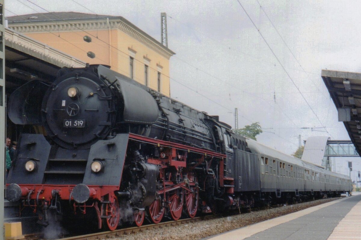 On 29 September 2005 ex-DR 01 519 takes part in the festivities of the Dampfspektakel Rheinland-Pfälz 2005 and stands at Neustadt (Weinstrasse).