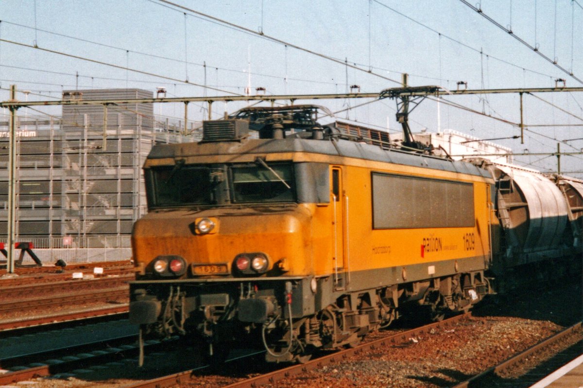 On 3 August 2004 Railion 1609 hauls a cereals train through Sittard.