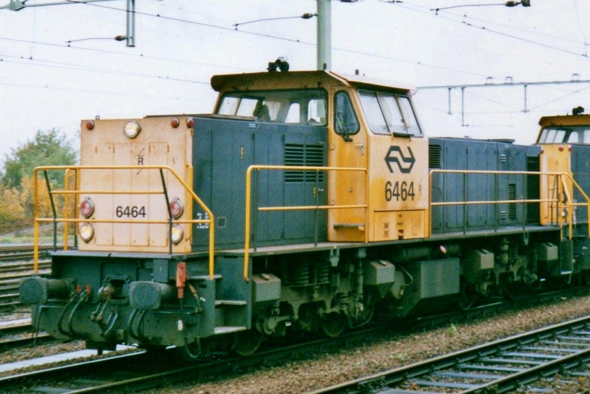 On 3 December 1994 NS 6464 stands at Nijmegen.