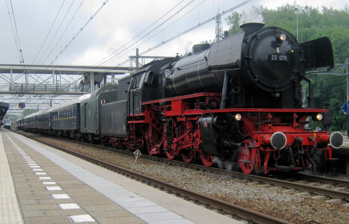 On 3 July 2012 VSM 23 076 has brought an extra train into Dordrecht.