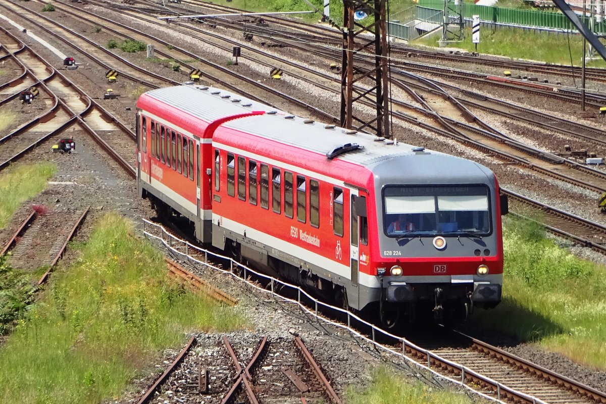 On 3 June 2019, DB 628 224 enters Asachaffenburg.