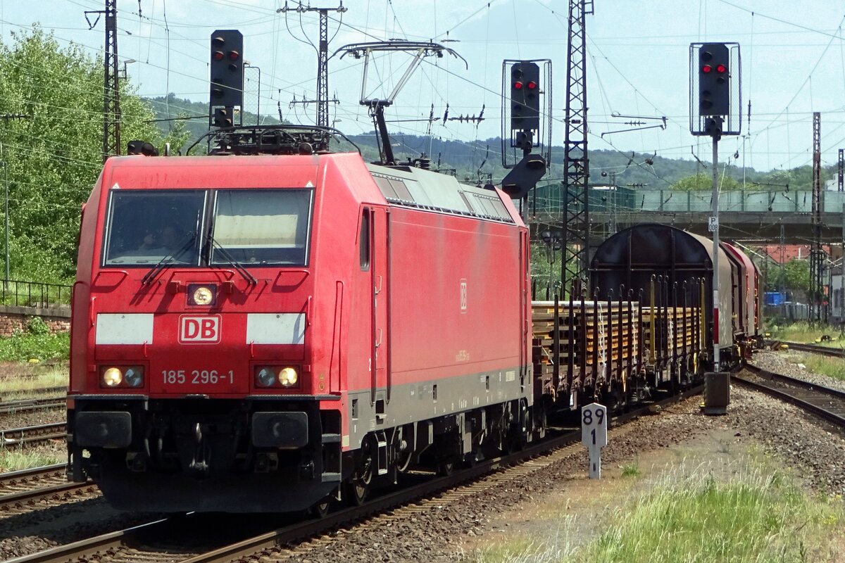On 3 June 2019 DB Cargo 185 291 hauls a mixed freight through Aschaffenburg.