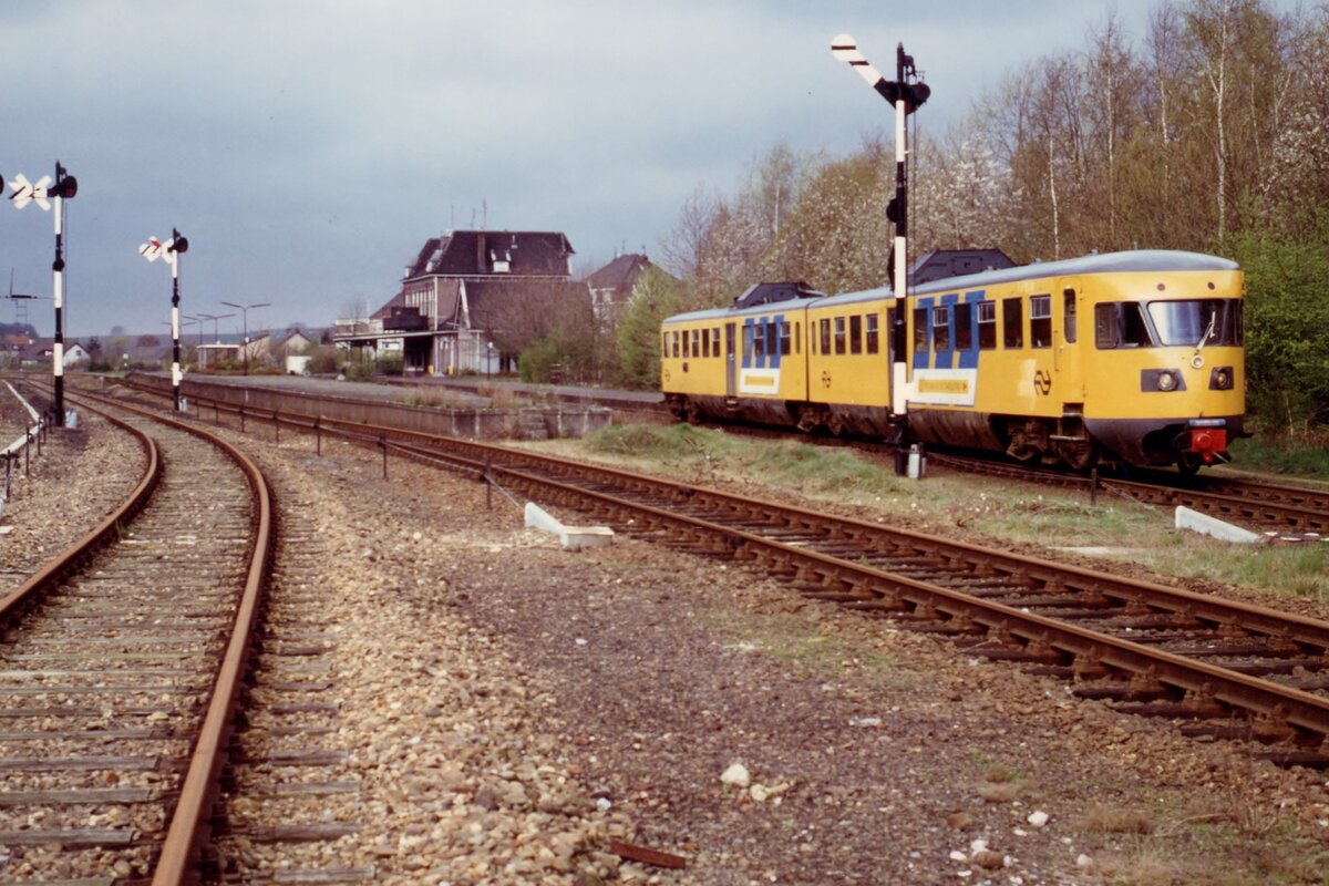 On 3 March 1988 NS DE-II 171 quits Simpelveld to Kerkrade in the last year of NS operations on this Miljoenenlijn -a nice, but due to the geography rather expensive line to build. After NS left, ZLSM was founded to save the line for touristic trains with steam traction and op till this day, ZLSM has survived, albeit as part of a regional effort to raise income by a touristic train in one of the most beautiful landscapes in the Netherlands.