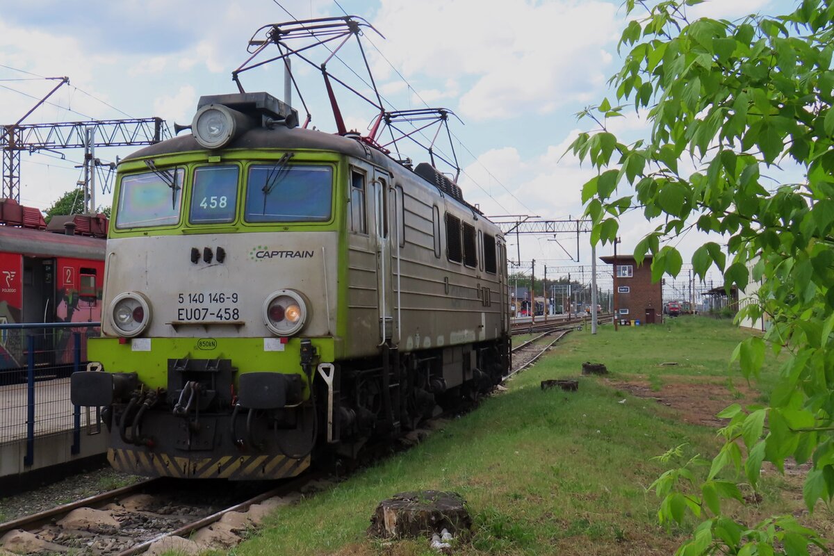 On 3 May 2024 CapTrain Polska EU07-458 stands a bit tucked away at Rzepin.