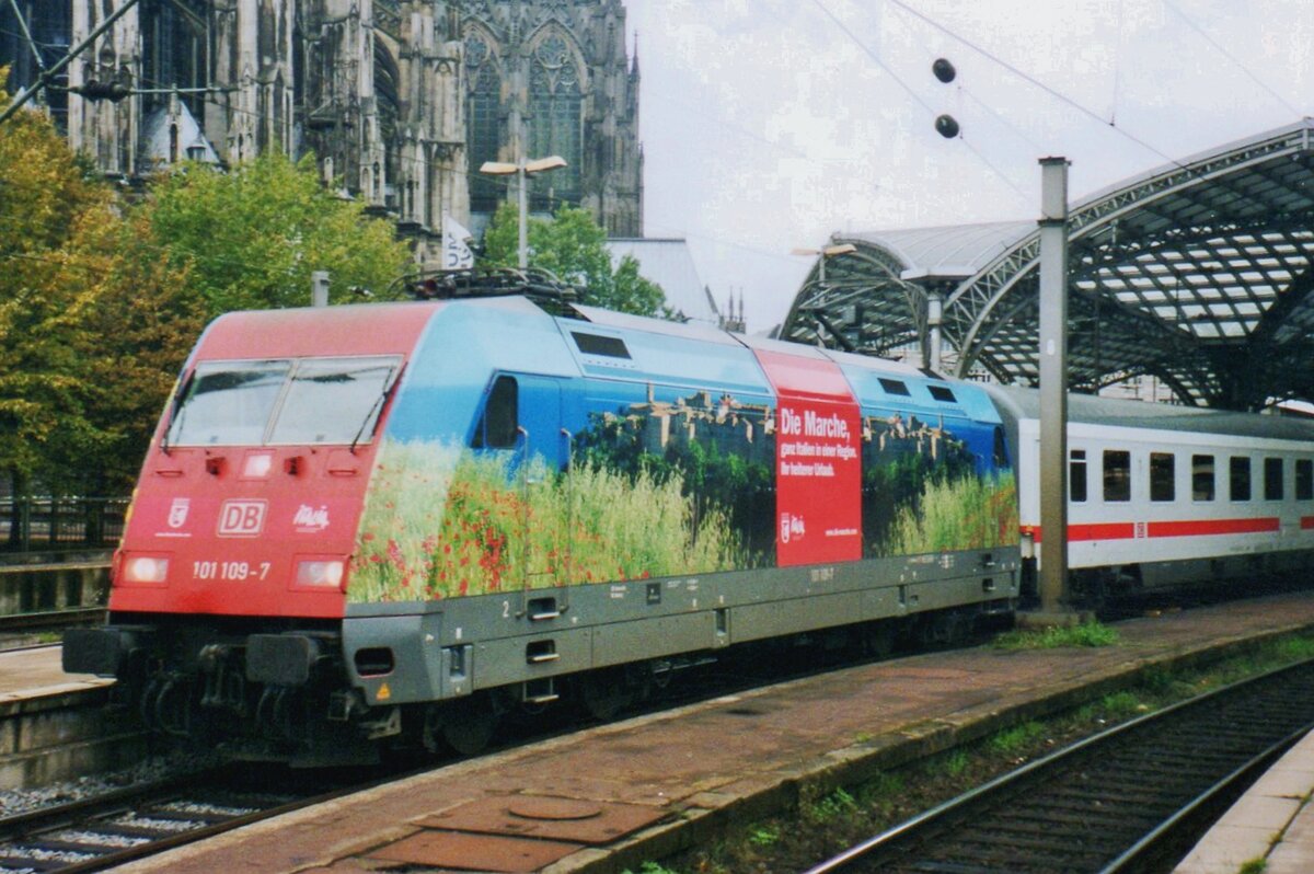 On 3 September 2005 DB 101 109 calls at a rainy Köln Hbf carrying sunny advertisement for the Italian region La Marcha.