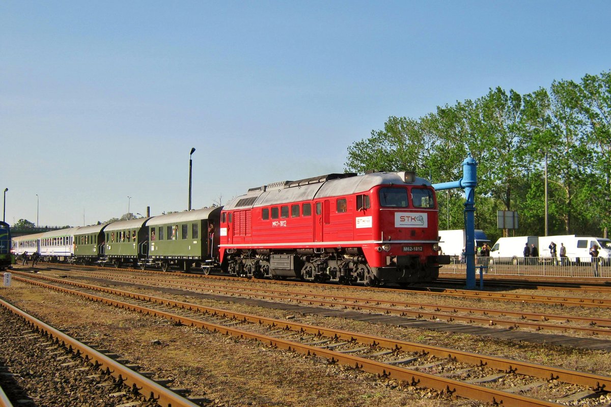 On 30 April 2011, M62-1812 hauls an extra train out of Wolsztyn.