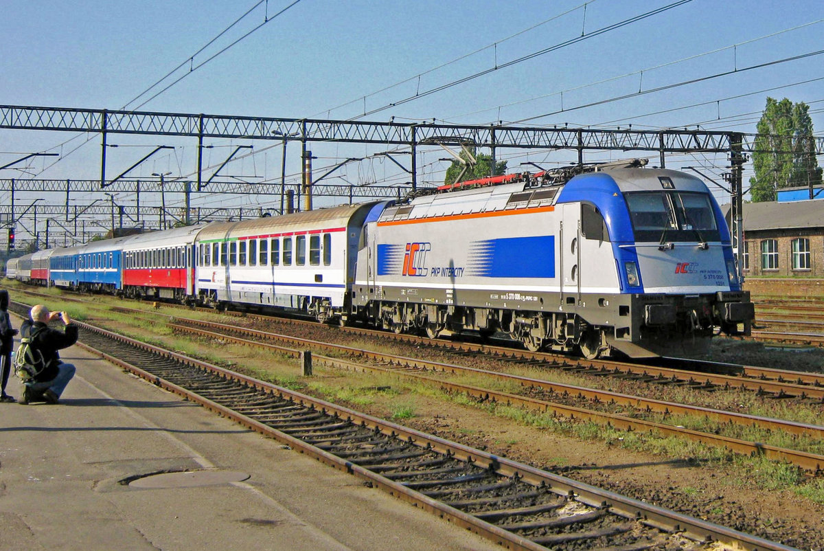 On 30 April 2011 PKP IC 370 008 hauls the Amsterdam-Moskwa overnight express train 'JAN KIEPUURA' into Poznan GLowny.