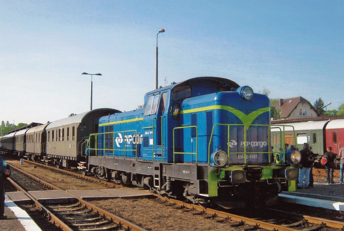 On 30 April 2011 SM42-1097 stands with an extra train at Wolsztyn.