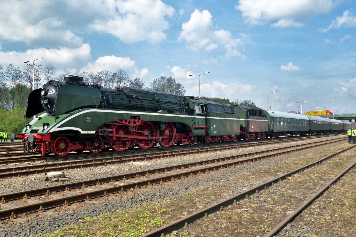 On 30 April 2016 a steam special from Cottbus stands at Wolsztyn with the fastes servicable steam engine on the planet: 18 201.