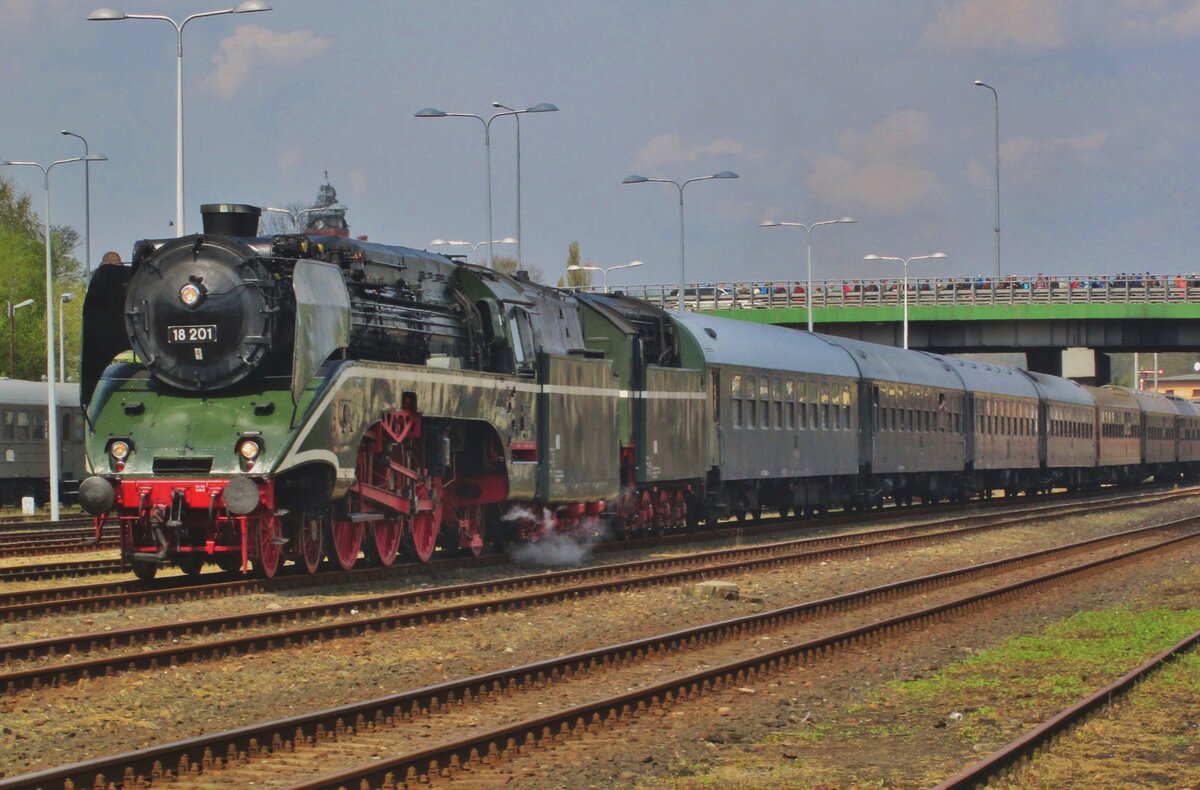 On 30 April 2016 a steam special from Cottbus stands at Wolsztyn with the fastes servicable steam engine on the planet: 18 201. 