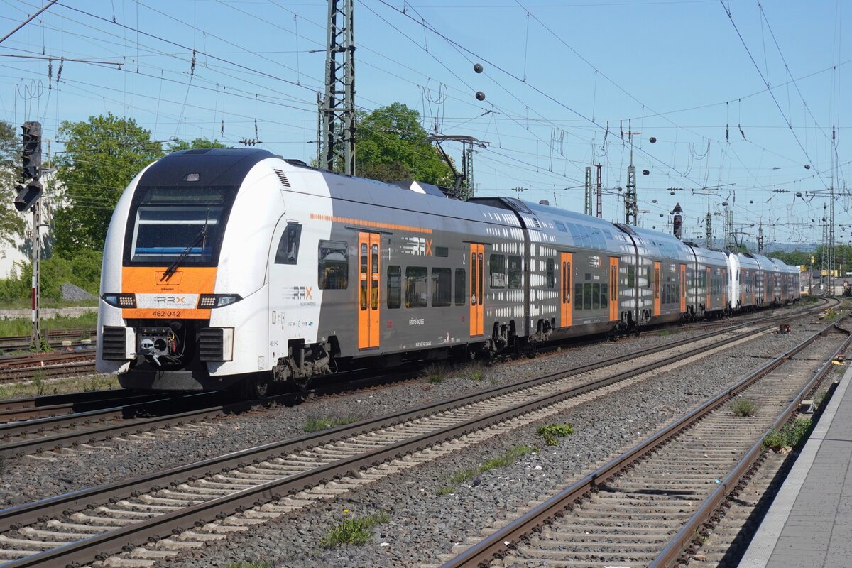 Op 30 april 2026 staat National Express 462 042 op het punt om Neuwied aan te doen. De elektrische treinstellen van National Express, klasse 462, dragen de veronderstelde huisstijlkleuren van RRX (Ruhr Rhein Express), maar zijn de enige treinen in het RRX-netwerk die vasthouden aan deze kleurstelling.