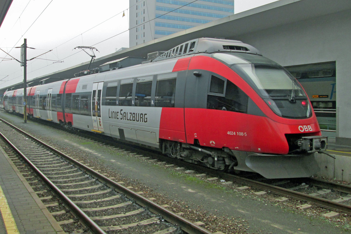 On 30 December 2016 ÖBB 4024 108 stands in Linz Hbf with a regional train to Salzburg.