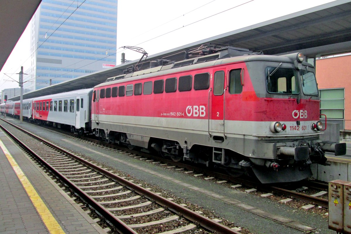On 30 December 2016 ÖBB 1142 601 stands at Linz Hbf. Note the different control digit of the loco: at the front this is '2' where at the side the control digit is a '4', courtesy of the new European vehicle registration system.