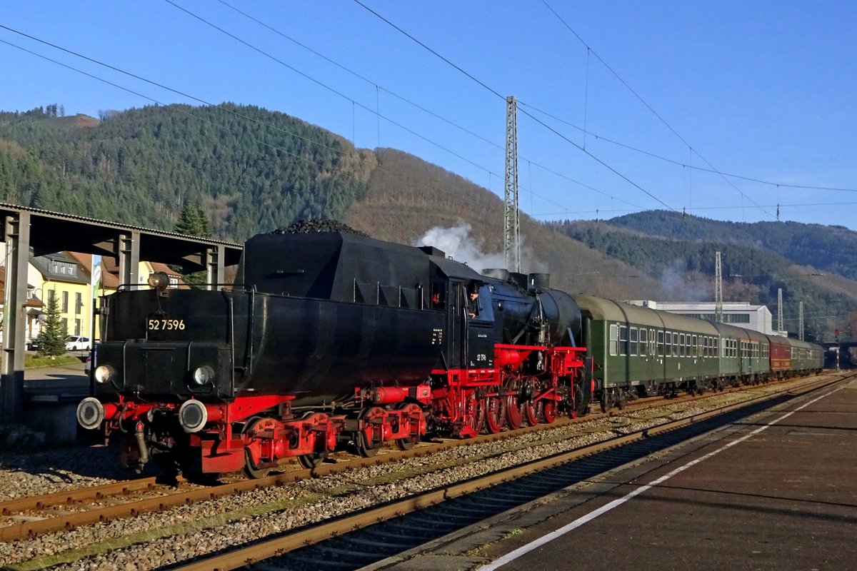 On 30 December 2019, EFZ 52 7596 enters Hausach with an X-Mas special. At Hausach, the loco will run round for the return lap to Triberg and Rottweil, home base of the EFZ.
