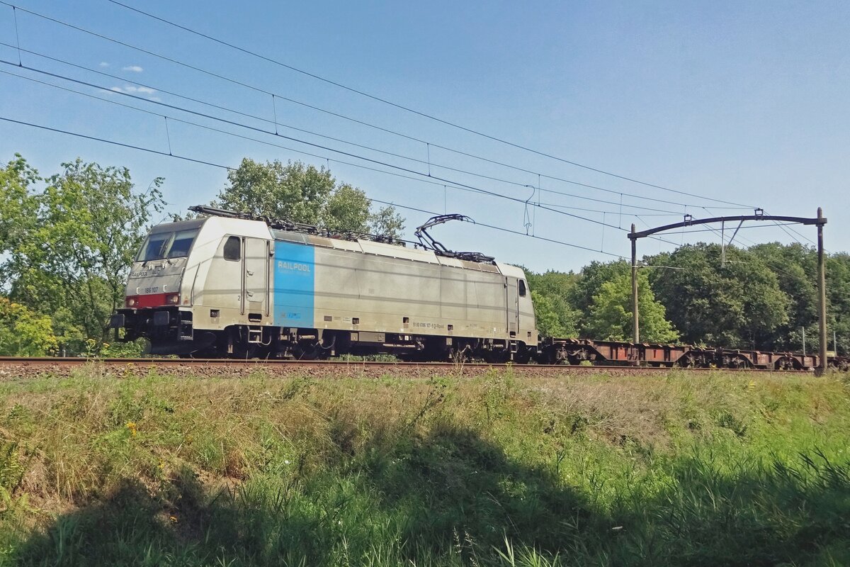 On 30 July 2019 KRE 186 107 passes Tilburg Oude warande with an empty container train.