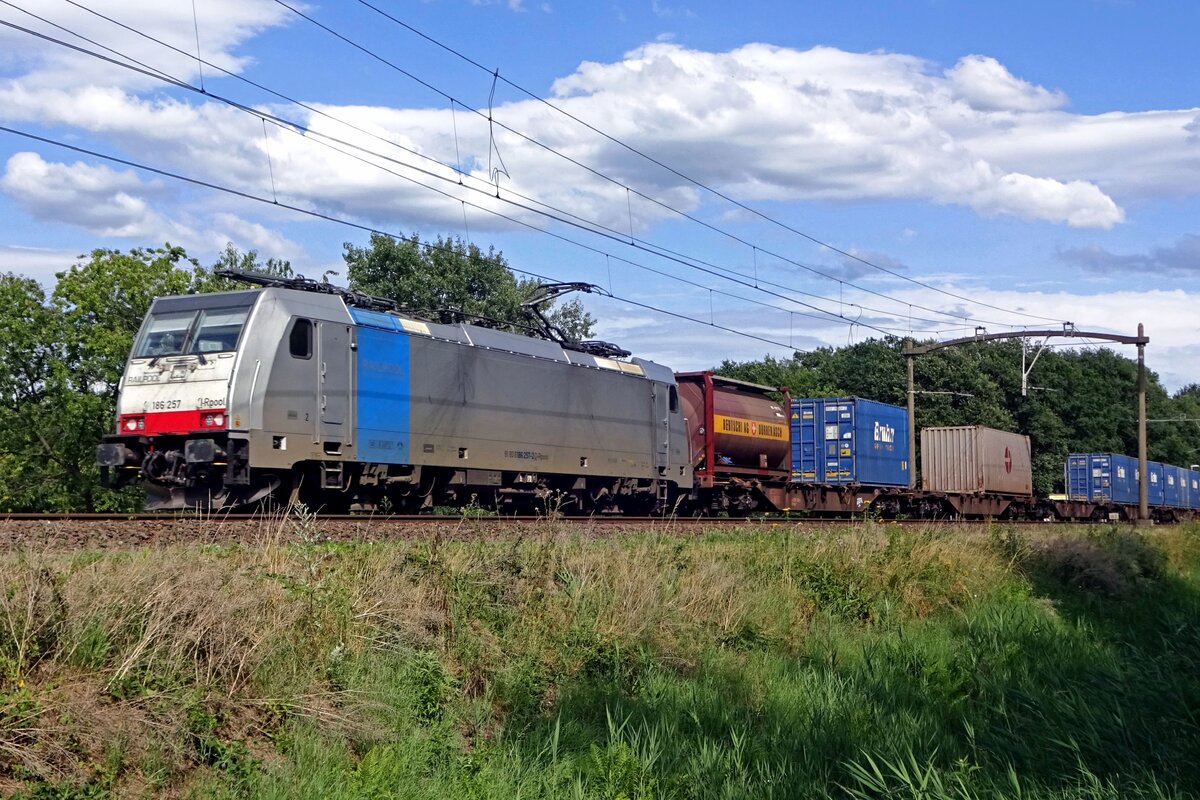 On 30 July 2019 Railpool 186 257 hauls an intermodal train through Tilburg Oude Warande.