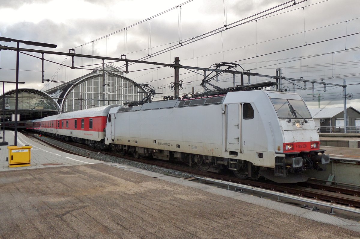 On 30 March 2013 CNL with 186 238 leaves Amsterdam for the lap to FRankfurt-am-Main, where this loco will be swapped. 