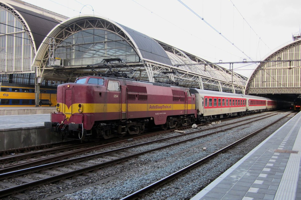 On 30 March 2013 EETC 1254 brings in overnight stock for a CNL into Amsterdam Centraal. THis train will be hauled by an NS reizigers Class 1700, but less than a year later, the 1200s will haul the overnight trains on the main line.