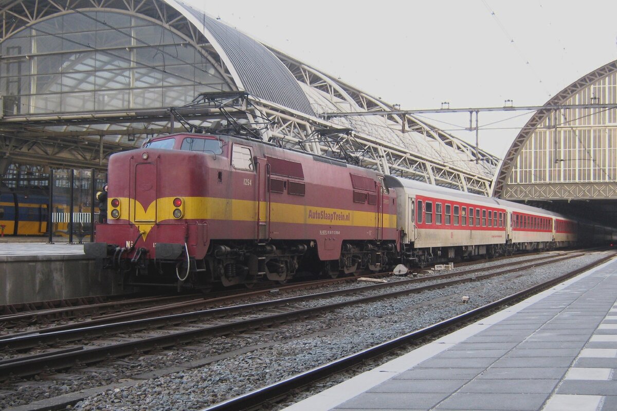 On 30 March 2013 EETC 1254 brings in overnight stock for a CNL into Amsterdam Centraal. THis train will be hauled by an NS reizigers Class 1700, but less than a year later, the 1200s will haul the overnight trains on the main line.
