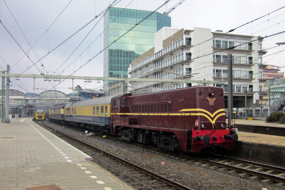 On 30 March 2013 ex-NS 2225 banks a Rheingold special through Utrecht Centraal toward Hoorn via Amsterdam.