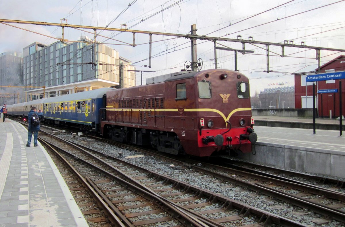 On 30 March 2013, ex-NS 2225 banks a special train out of Amsterdam Centraal back to Cologne.