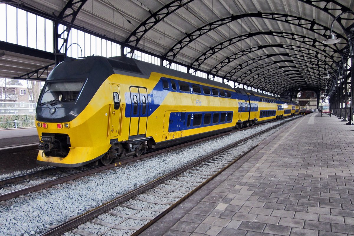 On 30 March 2013 NS 9564 has arrived at Haarlem with an IC from Den Haag.