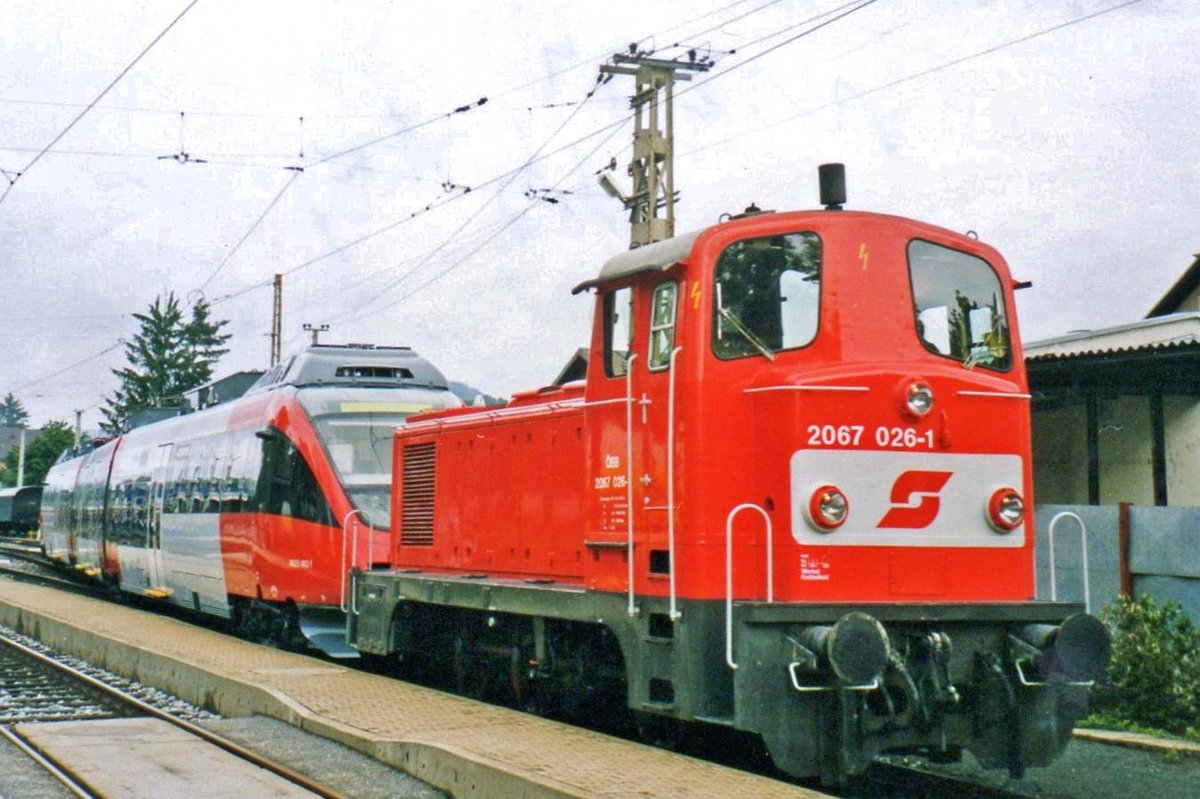 On 30 May 2004, ÖBB 2067 026 shunts at Talent-II at Salzburg-Itzling.