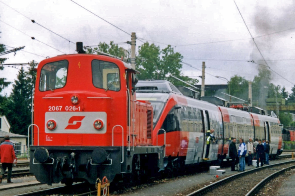 On 30 May 2004, ÖBB 2067 026 shunts at Talent-II at Salzburg-Itzling.