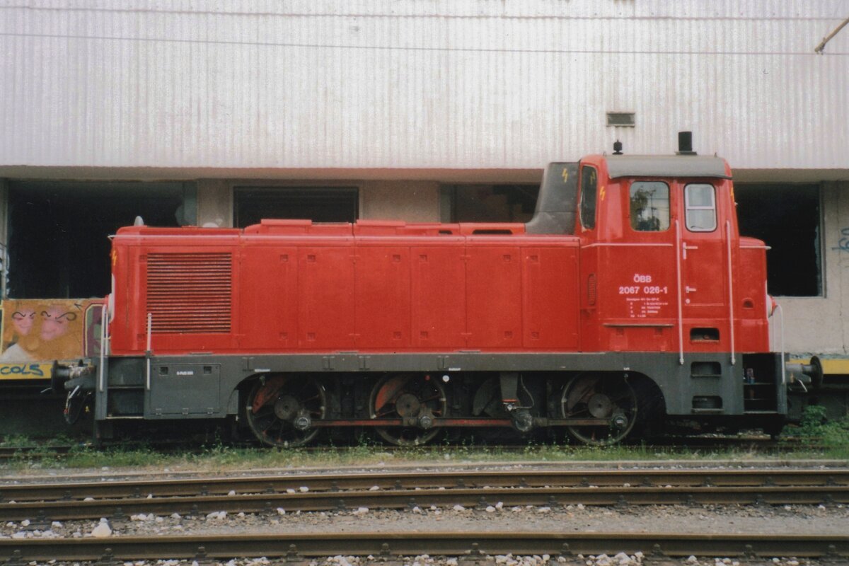 On 30 May 2004, ÖBB 2067 026 stands at Salzburg-Itzling.