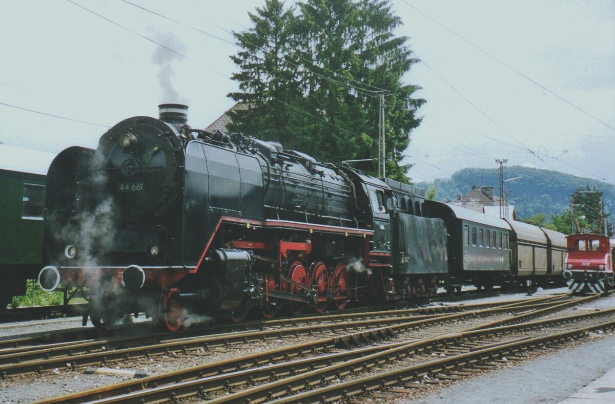 On 30 May 2004, ÖGEG 44 661 hauls a photo freight train out of Salzburg-Itzling. Two years later, ÖGEG quit their temporary base at Salzburg-Itzling and went to the Lokpark Ampflwang.
