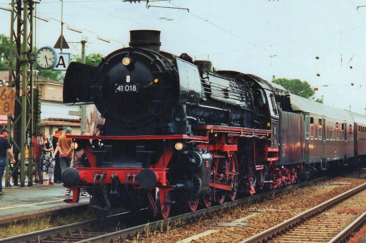 On 30 May 2006 the weather at Rosenheim suddenly turned foul when 41 018 was getting photographed with an extra train to Munich.