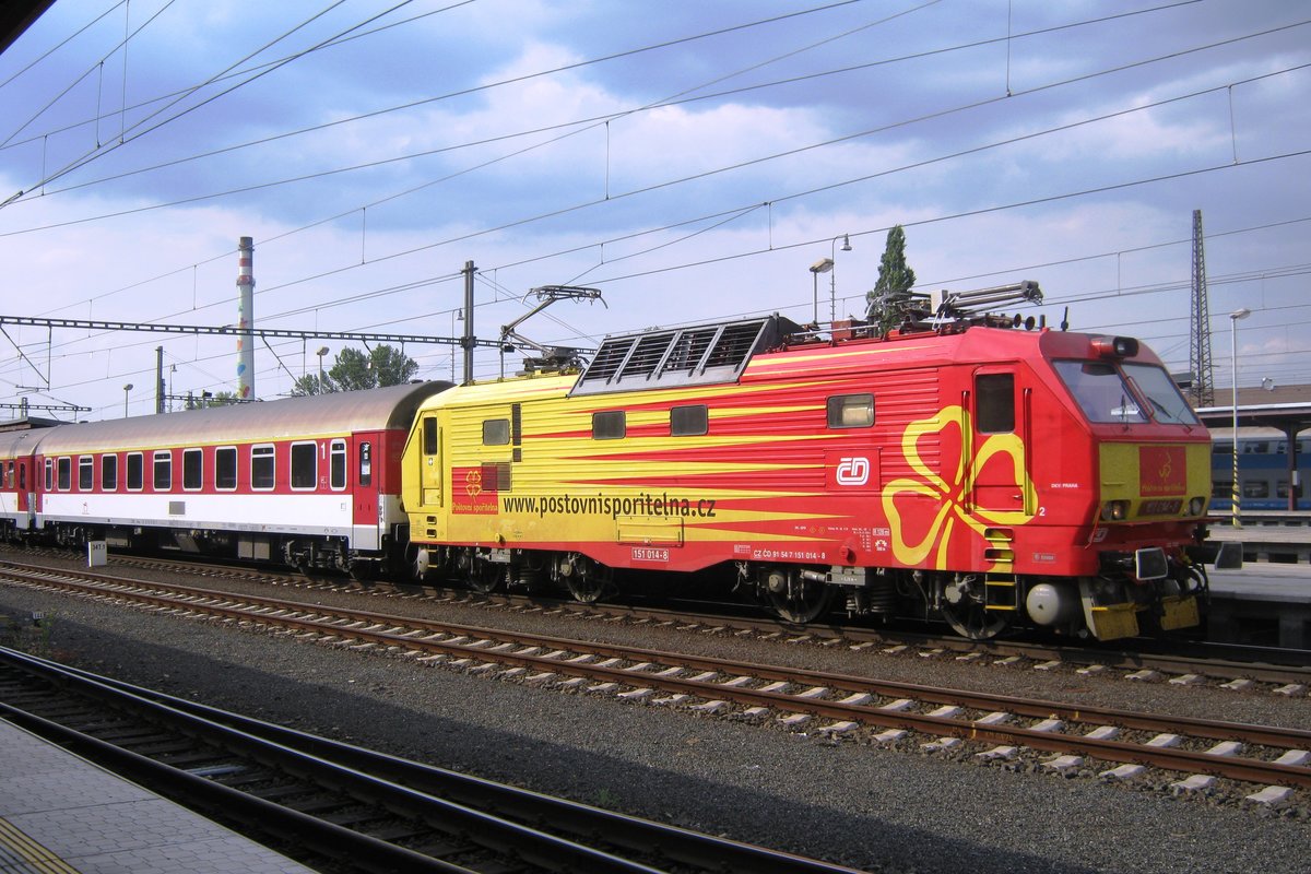 On 30 May 2012 CD 151 014 advertises for the Czech Postal Office while hauling an EC through Kolín.