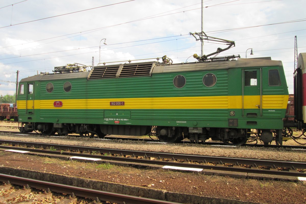 On 30 May 2015, ZSSK 162 006 calls at Vrutky Nakladi Stanica.