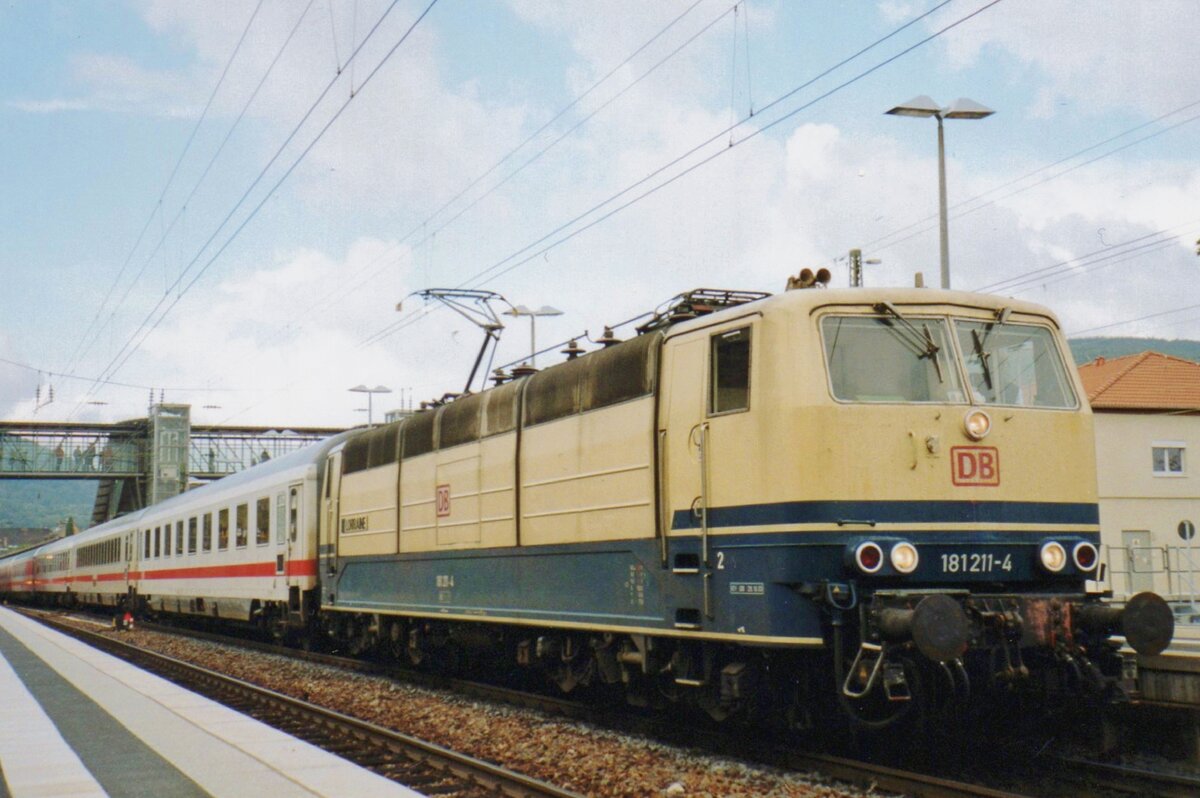 On 30 September 2005 DB 181 211 calls at Neustadt (Weinstrasse). 