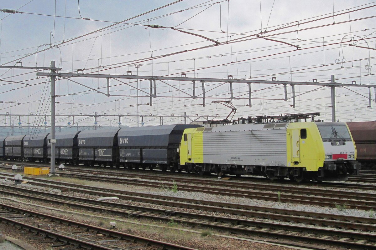 On 31 August 2013 CapTrain 189 995 leaves Venlo with a VTG coal train to Beverwijk.