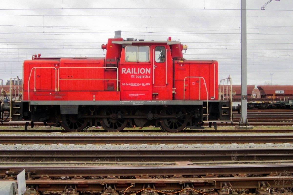 On 31 December 2012 DB 363 633 finds herself back at Venlo, part of a failed attempt by DB Cargo/Schenker to deploy these old, but still going strong shunters in the Netherlands.