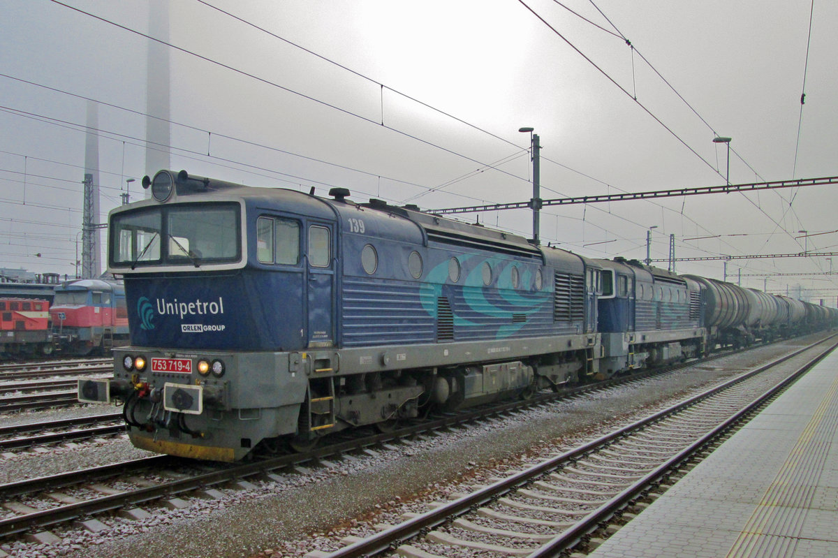 On 31 December 2016 -a normal working day in both Switzerland and Czechia- UniPetrol 753 719 hauls a tank train through a misty Breclav. 