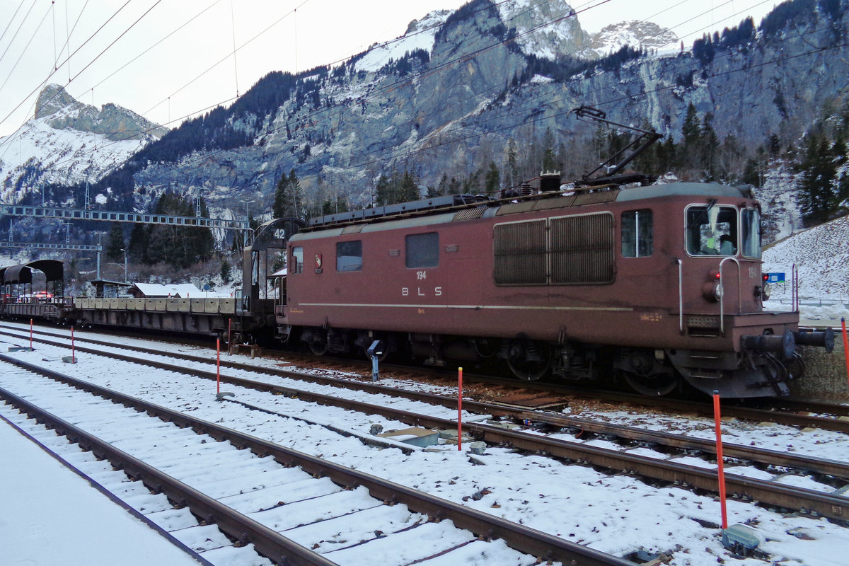 On 31 December 2018 BLS 194 has arrived at Kandersteg with a car shuttle from Göppenstein.