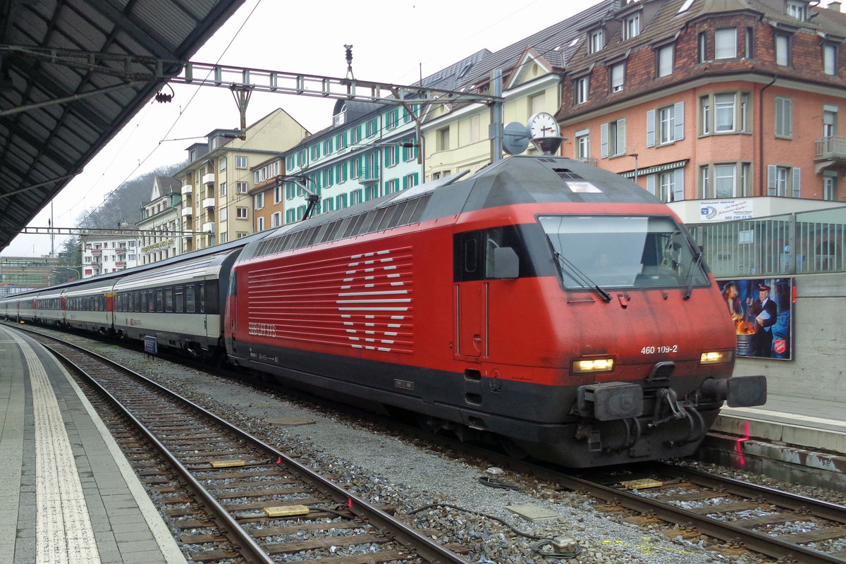 On 31 December 2018 SBB 460 109 calls at Olten.